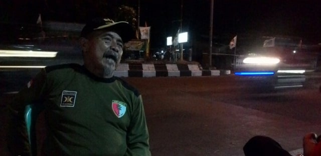Syamsuri, Semangat Berkhidmat di Posko Mudik PKS Cirebon di Usia Senja