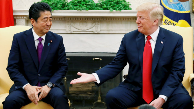 Shinzo Abe dan Donald Trump. (Foto: Reuters/Kevin Lamarque/File Photo)