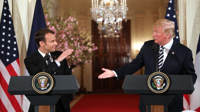 Emmanuel Macron dan Trump. (Foto: AFP/Ludovic mARIN)