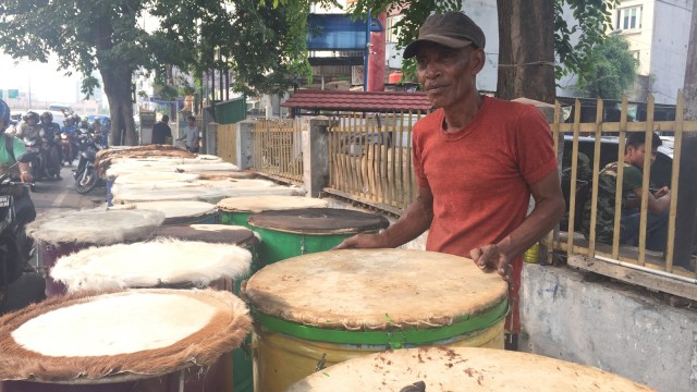 Fauzi alias Mona, penjual bedug kaleng (Foto: Ema Fitriyani/kumparan)