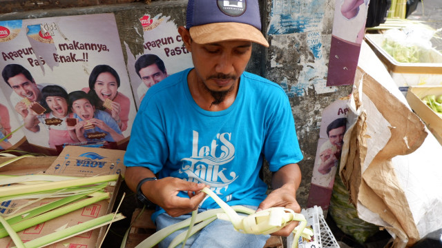 Penjual kulit ketupat di Pasar Jatinegara (Foto: Resya Firmansyah/kumparan)