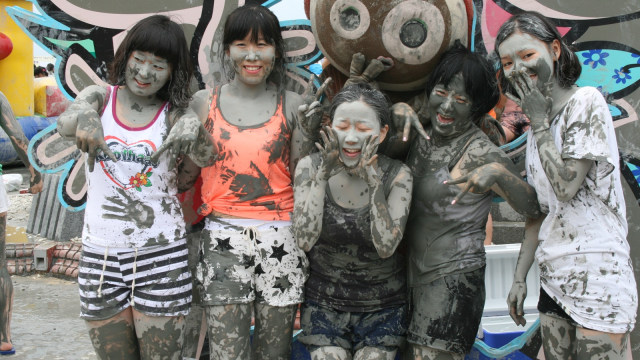 Boryeong Mud Festival, Korea Selatan
 (Foto:  Flickr / Shawn Perez)