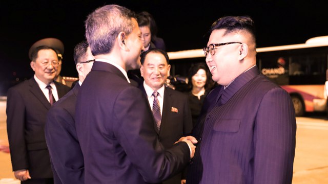 Kim Jong Un dan Menteri Vivian Balakrishnan. (Foto: Ministry of Communications and Information, Singapore/Handout via REUTERS)