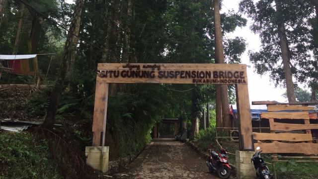 Jembatan gantung di TN Gunung Gede Pangrango. (Foto: Muhammad Lutfan Darmawan/kumparan)