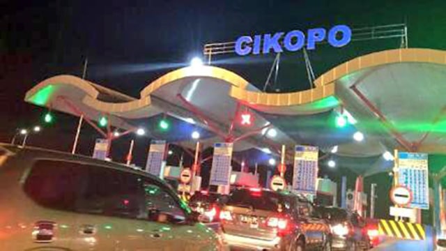 kendaraan Cikampek-Cipali dialihkan ke Cikopo. (Foto: Twitter @TMCPoldaMetro)