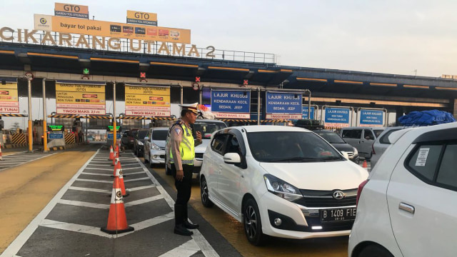 Gerbang Tol Cikarang Utama padat. Foto: TMC Polda Metro Jaya ‏ Akun terverifikasi
