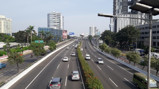 Suasana Tol dalam kota lancar. (Foto: Fadjar Hadi/kumparan)