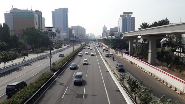 Suasana Tol dalam kota lancar. (Foto: Fadjar Hadi/kumparan)