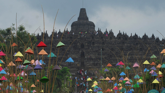 Sejumlah wisatawan di lokasi Candi Borobudur. Foto: ANTARA FOTO/Anis Efizudin