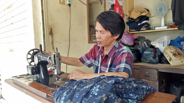 Jelang Lebaran Tukang Jahit Pakaian Kebanjiran Orderan 