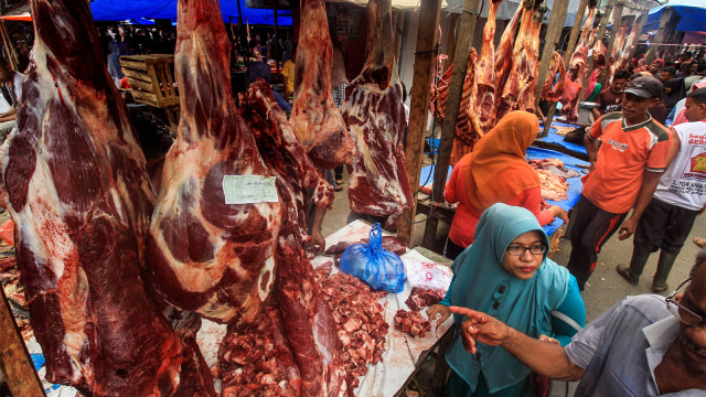 Calon pembeli memilih daging sapi. (Foto: ANTARA FOTO/Rahmad)