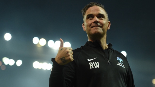 Kritik untuk Robbie Williams di Piala Dunia 2018. (Foto: Oli SCARFF / AFP)