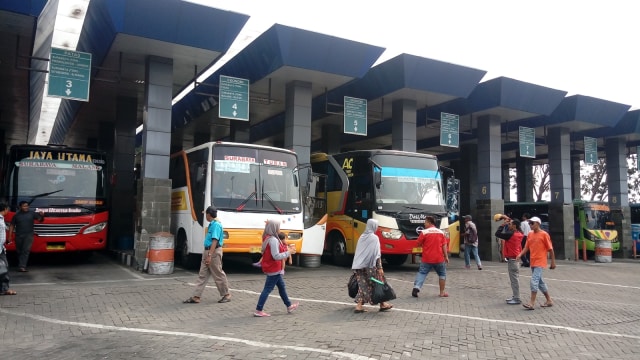 Suasana Terminal Osowilangun Surabaya (Foto: Phaksy Sukowati/kumparan)