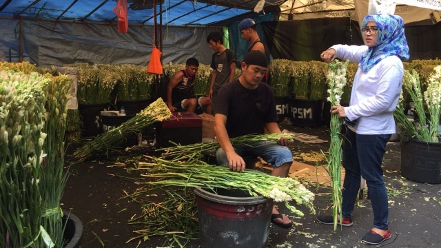Jelang Lebaran Warga Berburu Bunga  Sedap  Malam  di  Pasar 