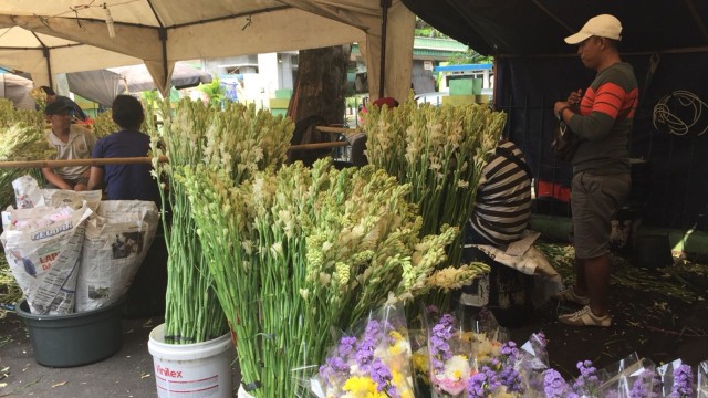 Mengais Rezeki dari Bunga  di  Pasar Rawa  Belong  kumparan com