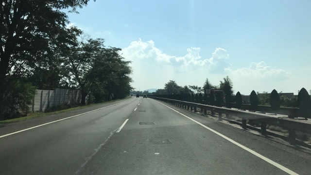 Tol JKT ke arah Merak sangat lengang Foto: Adhie Ichsan/kumparan