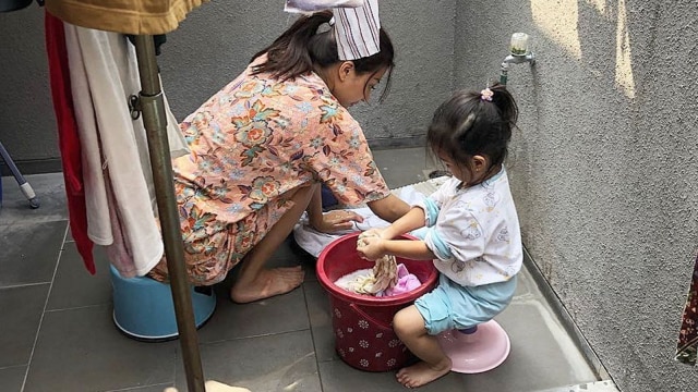 Sarwendah cuci baju. (Foto: Instagram @ruben_onsu)