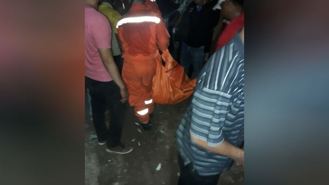 Petugas damkar selamatkan warga dari dalam sumur.  (Foto: Dok Istimewa)