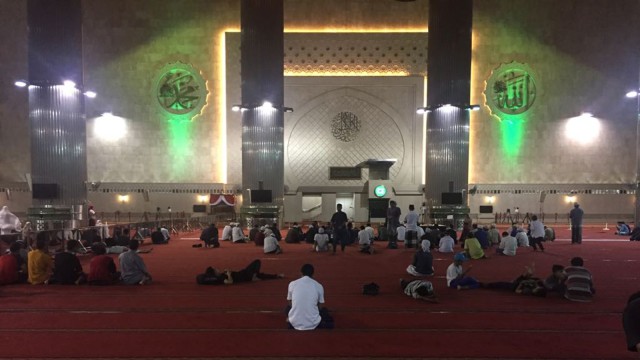 Suasana malam takbiran di Masjid Istiqlal. (Foto: Fachrul Irwinsyah/kumparan)