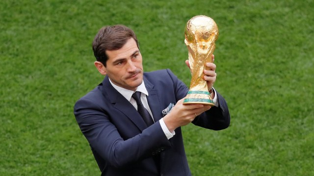 Iker Casillas antar trofi ke lapangan. (Foto: Maxim Shemetov/Reuters)