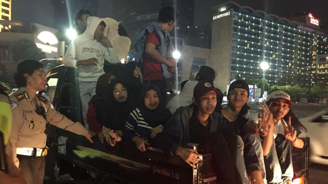 Beberapa remaja konvoi di malam Takbiran. Foto: Yuana Fatwalloh/kumparan