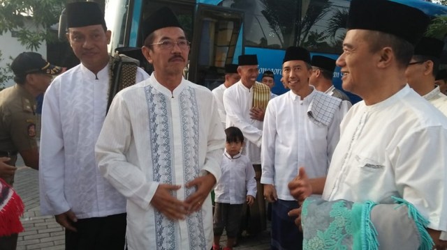Pj Bupati Bojonegoro Laksanakan Salat Idul Fitri di Masjid Mojodeso Kecamatan Kapas (1)