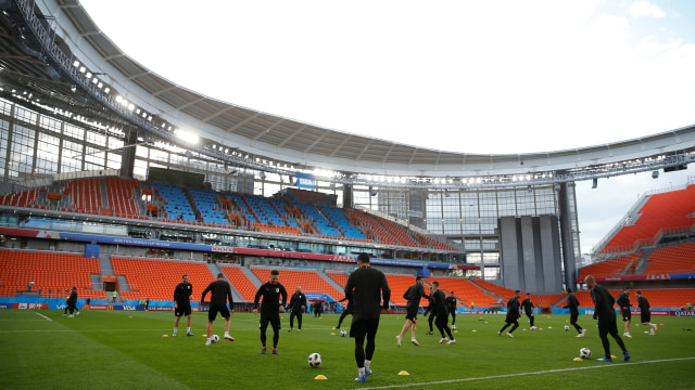 Uruguay berlatih di Ekaterinburg Arena. (Foto: REUTERS/Andrew Couldridge)