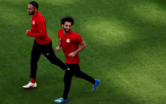 Salah berlatih dengan Elmohamady. (Foto: REUTERS/Andrew Couldridge)