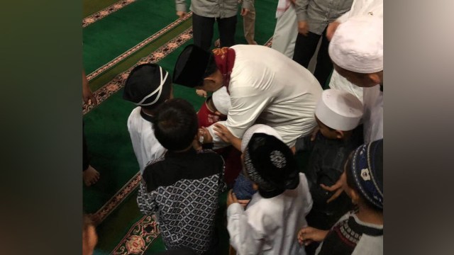 Prabowo di kerumuni anak kecil (Foto: Instagram/@prabowo)