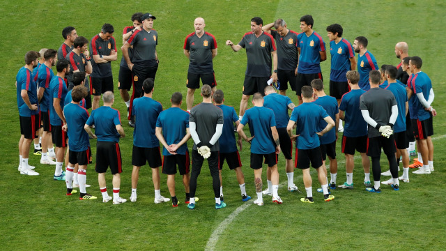 Pemain-pemain Timnas Spanyol membentuk lingkaran. (Foto: Murad Sezer/Reuters)