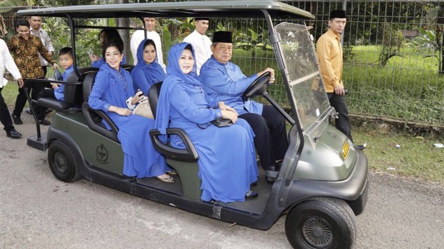 Keluarga SBY menggunakan golf car. (Foto: Twitter/@AnnisaPohan)