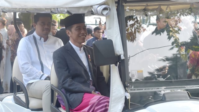 Jokowi menggunakan golf car. (Foto: Dok. Biro Pers Setpres)