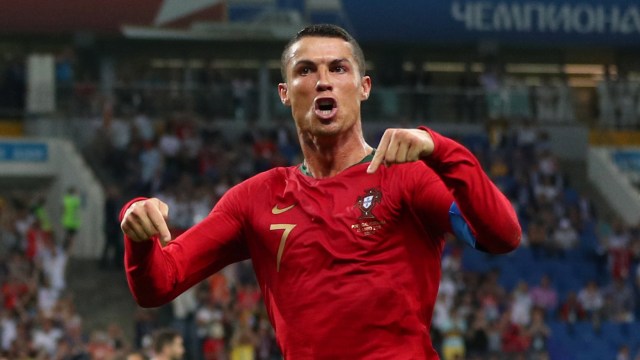 Cristiano Ronaldo mencetak gol ke gawang Spanyol. (Foto: Hannah McKay/Reuters)