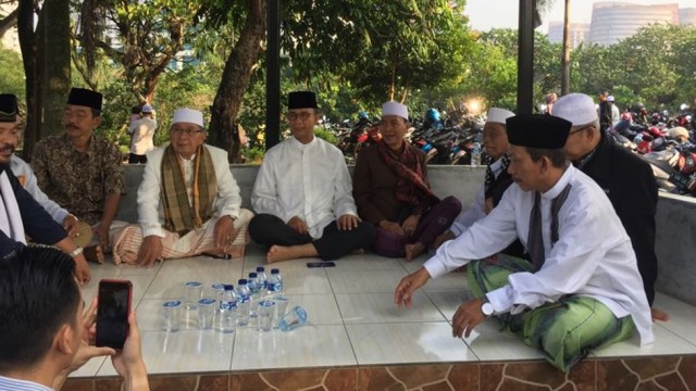 Anies di Makam Wakaf Muslim, Lebak Bulus Dalam (Foto: Moh Fajri/kumparan)