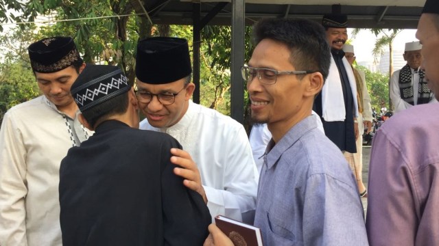Anies di Makam Wakaf Muslim, Lebak Bulus Dalam (Foto: Moh Fajri/kumparan)