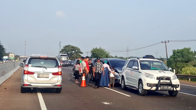 Kecelakaan 5 kendaraan di Tol Cikampek (Foto: Instagram/@TMCPoldaMetro)