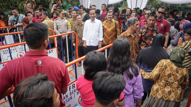 Jokowi membagikan sembako di Solo (Foto: Antara/Mohammad Ayudha)