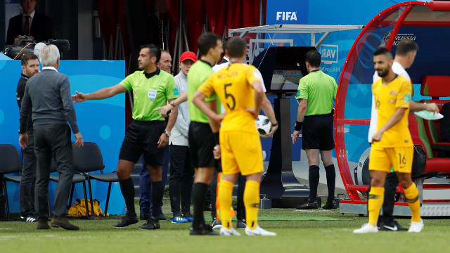 VAR di pertandingan Prancis vs Australia (Foto: JOHN SIBLEY/REUTERS)