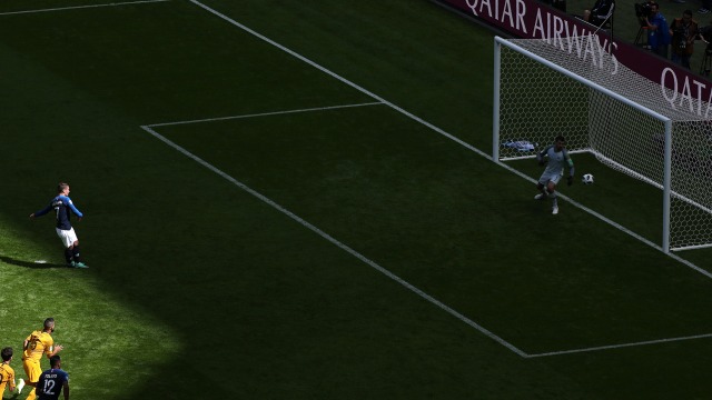 Griezmann mengeksekusi tendangan penalti (Foto: SERGIO PEREZ/REUTERS)