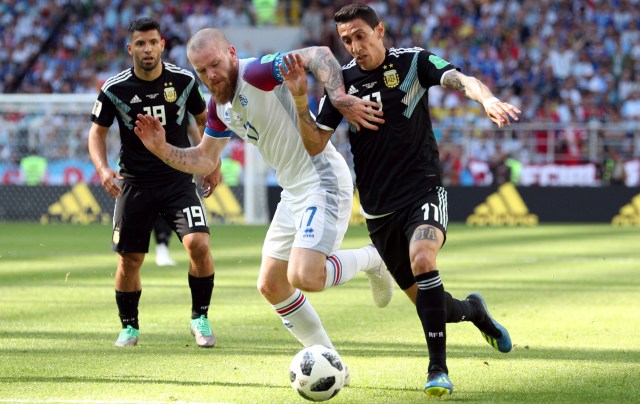 Gunnarsson vs Di Maria (Foto: REUTERS/Albert Gea)