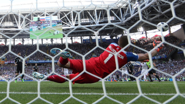 Halldorsson tepis penalti Messi. (Foto: REUTERS/Carl Recine)