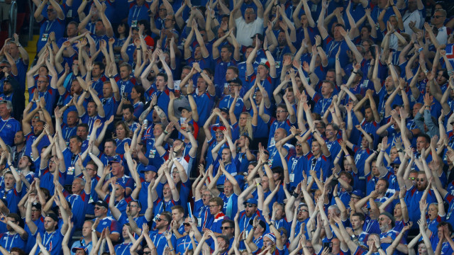 Suporter Islandia melakukan Viking Clap. (Foto: REUTERS/Christian Hartmann)