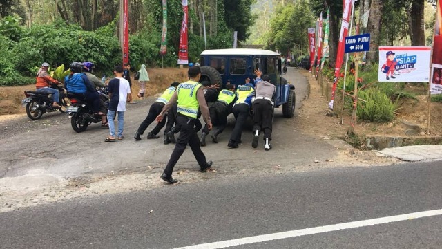 Polisi bantu warga di jalur mudik (Foto: Instagram/Polresbandung)