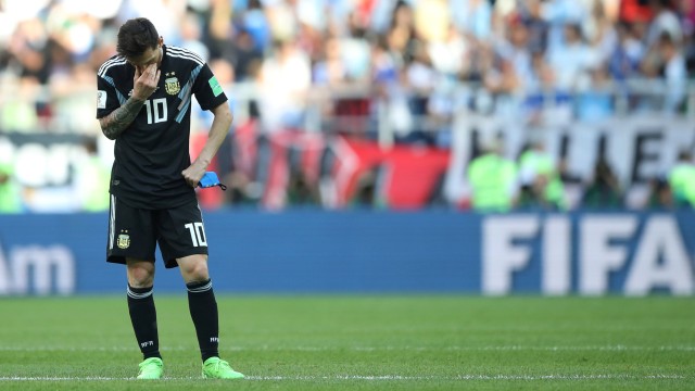 Messi tertunduk lesu. (Foto: REUTERS/Carl Recine)