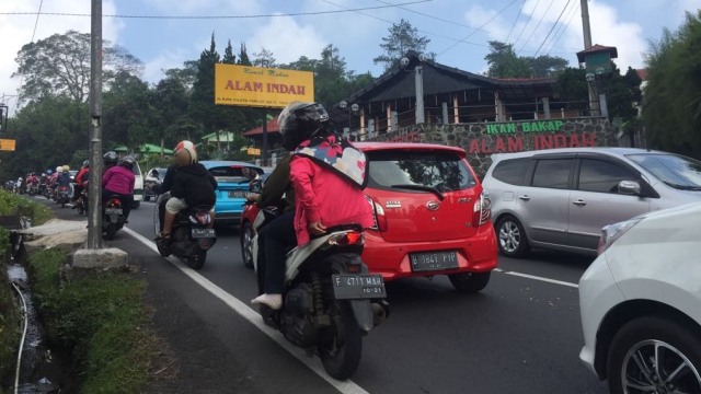 Lalu lintas di kawasan Puncak, Bogor (Foto: M. Iqbal/kumparan)