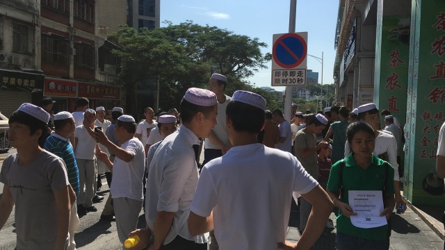 Suasana di luar masjid usai Salat Id (Foto: Feby Dwi Sutianto/kumparan)