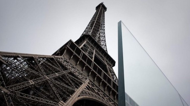 Pagar dipasang di Menara Eiffel (Foto: AFP/Philippe Lopez)