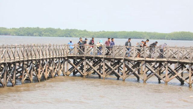 Gaet Pengunjung Pantai Bentar Suguhkan Musik Dangdut