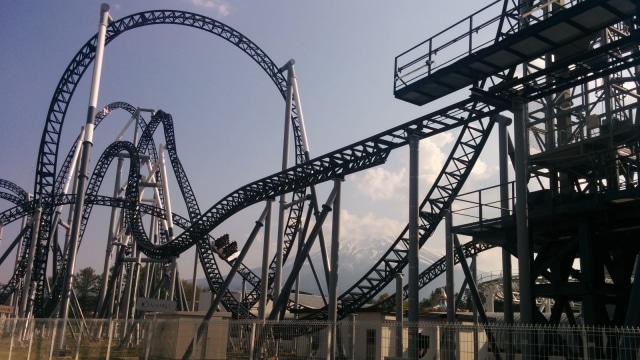 Roller Coaster Takabisha di Jepang (Foto: Flickr/Ian Forrester)