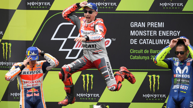 Lorenzo rebut podium puncak di Catalunya. (Foto: LLUIS GENE / AFP)